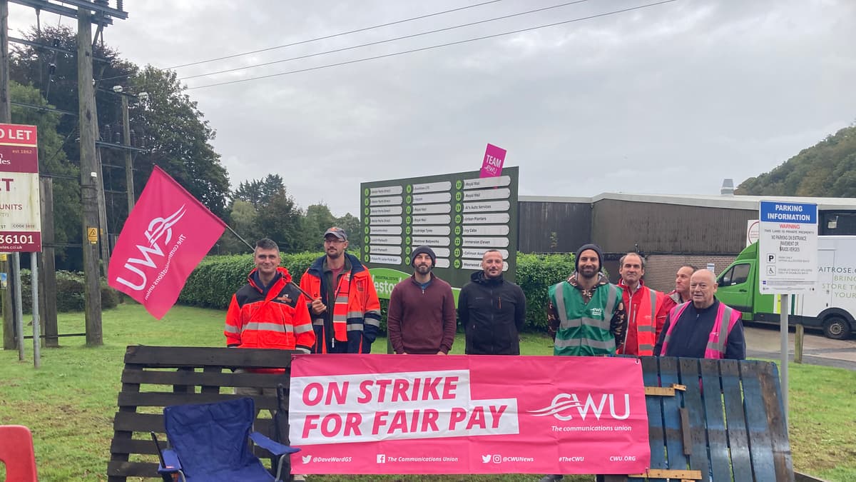 Post Office strikers protest at Ivybridge kingsbridgetoday.co.uk